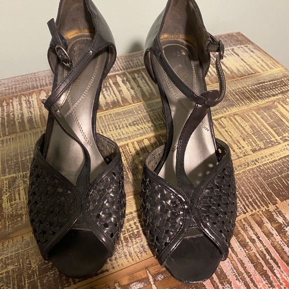 Naturalizer dark navy peep toe shoes/sandals. Size 8 - Picture 2 of 6